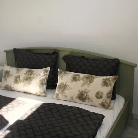 Madarasz 7 Deluxe Vendeghaz * Balatonalmádi